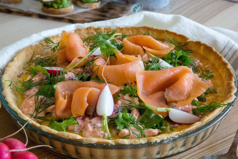 Paj med kallrökt lax, romsås och Västerbottensost