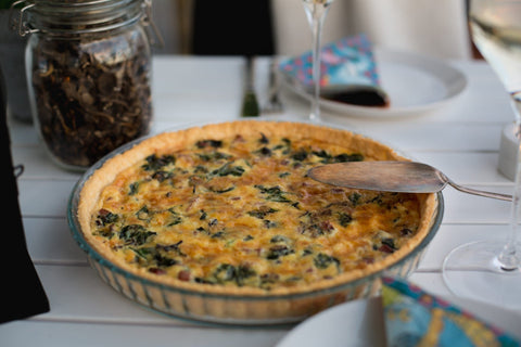 Paj med Vindelnrökt Skinka, trattkantareller och bladspenat