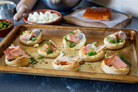 Smördegsbakelser med rökt lax och fetaost