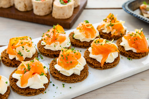 Snittar med kallrökt lax och citronkräm